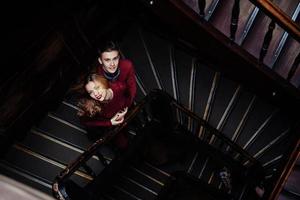 couple de jeunes sur les escaliers en bois photo