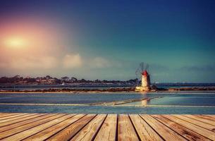 moulin à vent sur l'eau. monde de la beauté. photo