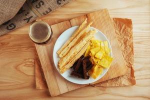frites, craquelins croustillants de pain noir au sésame et bâtonnets photo
