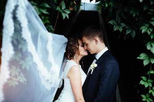 jeune mariée étreignant son fiancé dans un magnifique parc photo