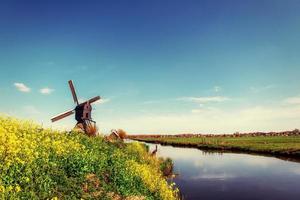 de vieux moulins à vent hollandais jaillissent du canal de rotterdam. Hollande photo