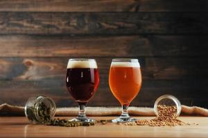 deux verres de bière sur une table en bois grains photo