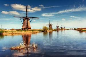 moulins à vent hollandais traditionnels du canal de rotterdam. Hollande photo