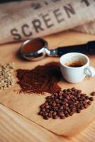 vue de dessus tasse de café et trois variétés différentes photo