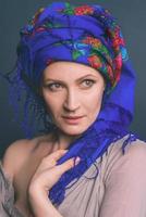 Triste femme mûre en coiffe nationale ukrainienne photo