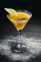 Poire cocktail poire alcool jaune sur fond sombre photo