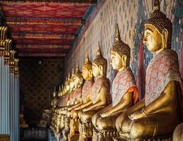 rangée d'image de statue de bouddha d'or en laiton dans la posture de méditation photo