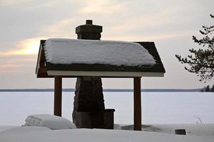 fosse barbecue au lac waskesui en hiver photo