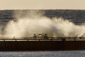 vagues se brisant sur le lac pier winnipeg manitoba photo