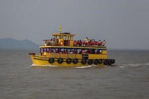 mumbai, inde - 11 octobre 2015 - personnes non identifiées sur un ferry. le transport par eau à mumbai se compose principalement de ferries. les services sont fournis par des agences gouvernementales ainsi que par des partenaires privés. photo