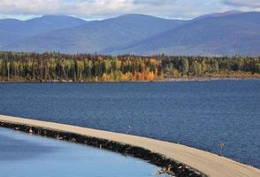 Causeway Road sur le lac Williston dans la belle Colombie-Britannique photo