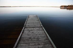 quai sur le lac du nord du manitoba photo