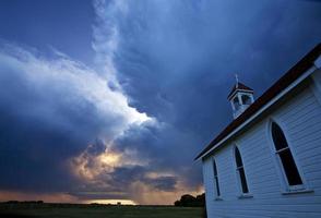 Nuages d'orage sur l'église de campagne de la Saskatchewan photo