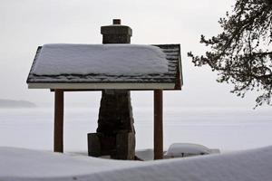 fosse barbecue au lac waskesui en hiver photo