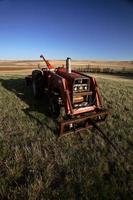 Tracteur ensoleillé dans le champ en Saskatchewan photo