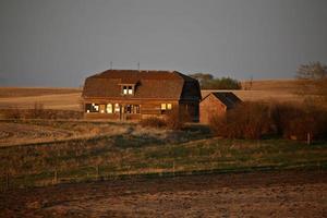 maison de ferme déserte au coucher du soleil en saskatchewan photo