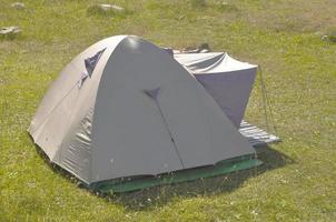 un abri de tente de camping en tissu dans un champ photo