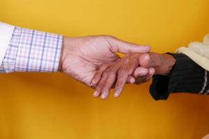 médecin tenant la main d'une femme âgée photo