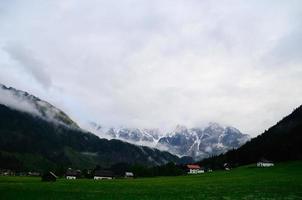 pâturages et maisons dachstein photo