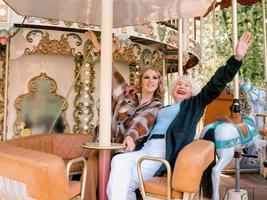 portrait d'une femme âgée avec sa fille qui passe du bon temps ensemble au parc d'attractions. le verrouillage est terminé, la famille, les relations, les soins, la vie après la vaccination, s'amuser avec le concept de famille photo