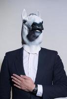 homme avec un masque de cheval sur fond clair photo