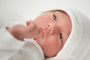visage bébé dans un chapeau blanc photo