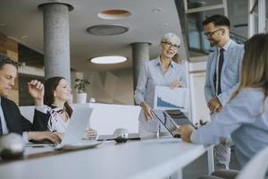 femme d'affaires mature expliquant les détails du projet lors d'une réunion au bureau photo