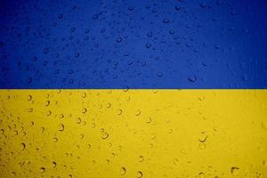 le drapeau national ukrainien avec texture de goutte de pluie. photo