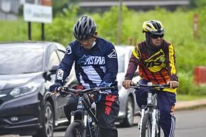 bekasi, ouest de java, indonésie, 5 mars 2022. personnes faisant de l'exercice à vélo dans le parc de la ville le samedi photo