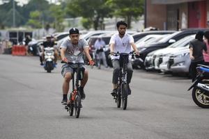 bekasi, ouest de java, indonésie, 5 mars 2022. personnes faisant de l'exercice à vélo dans le parc de la ville le samedi photo