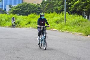 bekasi, ouest de java, indonésie, 5 mars 2022. personnes faisant de l'exercice à vélo dans le parc de la ville le samedi photo