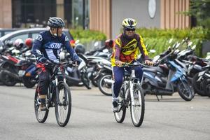 bekasi, ouest de java, indonésie, 5 mars 2022. personnes faisant de l'exercice à vélo dans le parc de la ville le samedi photo