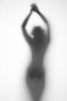silhouette d'une femme enceinte sur fond clair photo