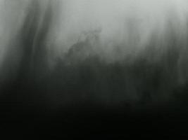 scène de fond de rue vide. vue nocturne de la rivière, le ciel nocturne avec des nuages, le reflet de la lumière sur l'eau. brouillard de fumée