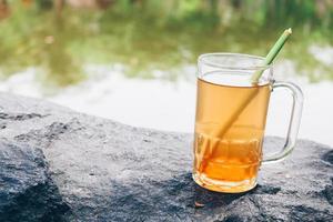 thé à la citronnelle, eau potable saine avec fond nature. photo