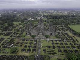 vue aérienne du magnifique complexe de temples de prambanan à yogyakarta, indonésie photo