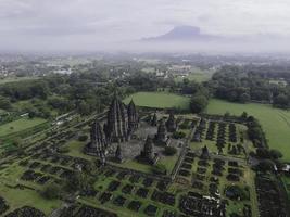 vue aérienne du magnifique complexe de temples de prambanan à yogyakarta, indonésie photo