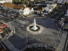 vue aérienne du monument tugu jogja ou yogyakarta, indonésie. yogyakarta, indonésie - avril 2021 photo