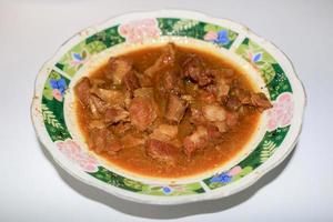 viande au curry jaune ou tongseng en assiette. le tongseng est une cuisine traditionnelle du centre de java en indonésie photo