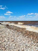 plage rocheuse du lac ou de la mer photo