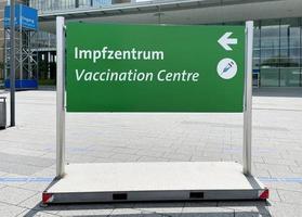 panneau de centre de vaccination bilingue en allemand et en anglais photo