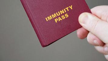 laissez-passer ou passeport d'immunité - main tenant une maquette de certificat d'immunité européen document de voyage photo