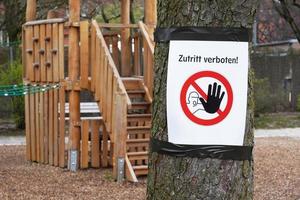 Aire de jeux fermée avec signe zutritt verboten - ce qui signifie pas d'entrée en allemand photo