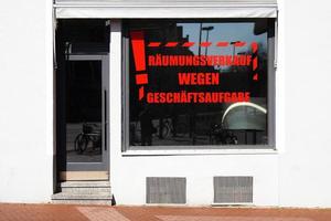 raumungsverkauf wegen geschaftsaufgabe traduit de l'allemand braderie en raison de la fermeture du magasin photo