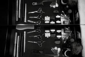 les outils d'un barbier sur le bureau photo