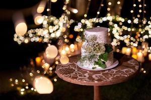 gâteau de mariage au mariage des jeunes mariés photo