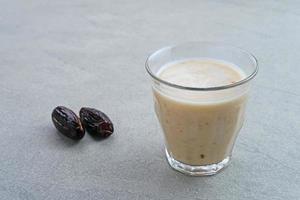 susu kurma ou smoothie aux fruits aux dattes à base de lait et de dattes photo