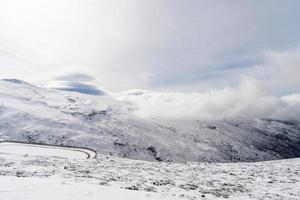 station de ski de la sierra nevada en hiver, pleine de neige. photo