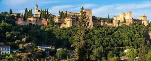 panorama du palais de l'alhambra de grenade depuis l'albaicin photo