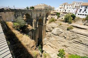 nouveau pont à ronda, l'un des célèbres villages blancs photo